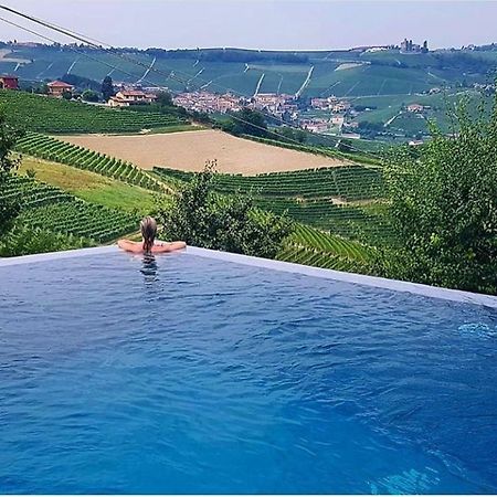 منزل الضيف Monforte dʼAlba  في Cascina Roella المظهر الخارجي الصورة